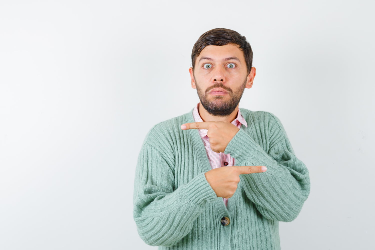 Homme en teeshirt vert pense